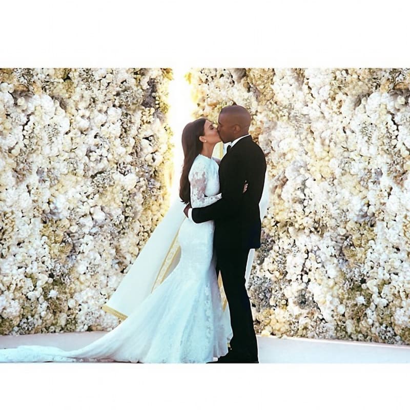 První novomanželský polibek Kanye Westa a Kim Kardashian.
