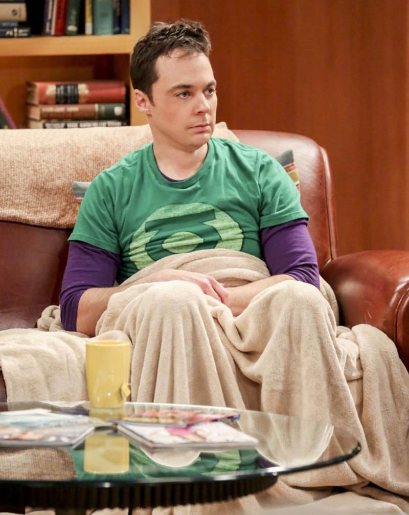 Jim Parsons v roli Sheldona z Teorie velkého třesku.