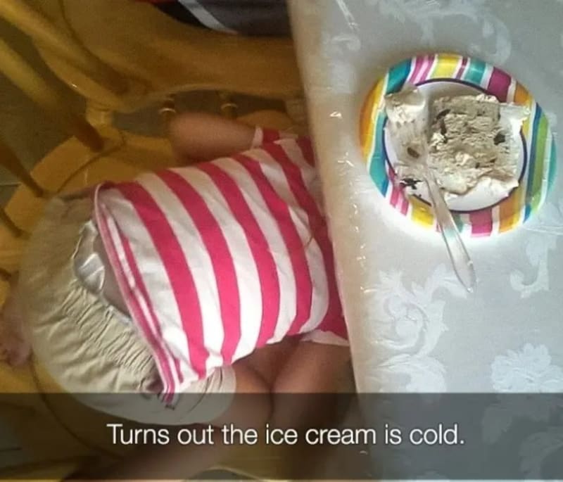 Dítě zjistilo, že zmrzlina studí.