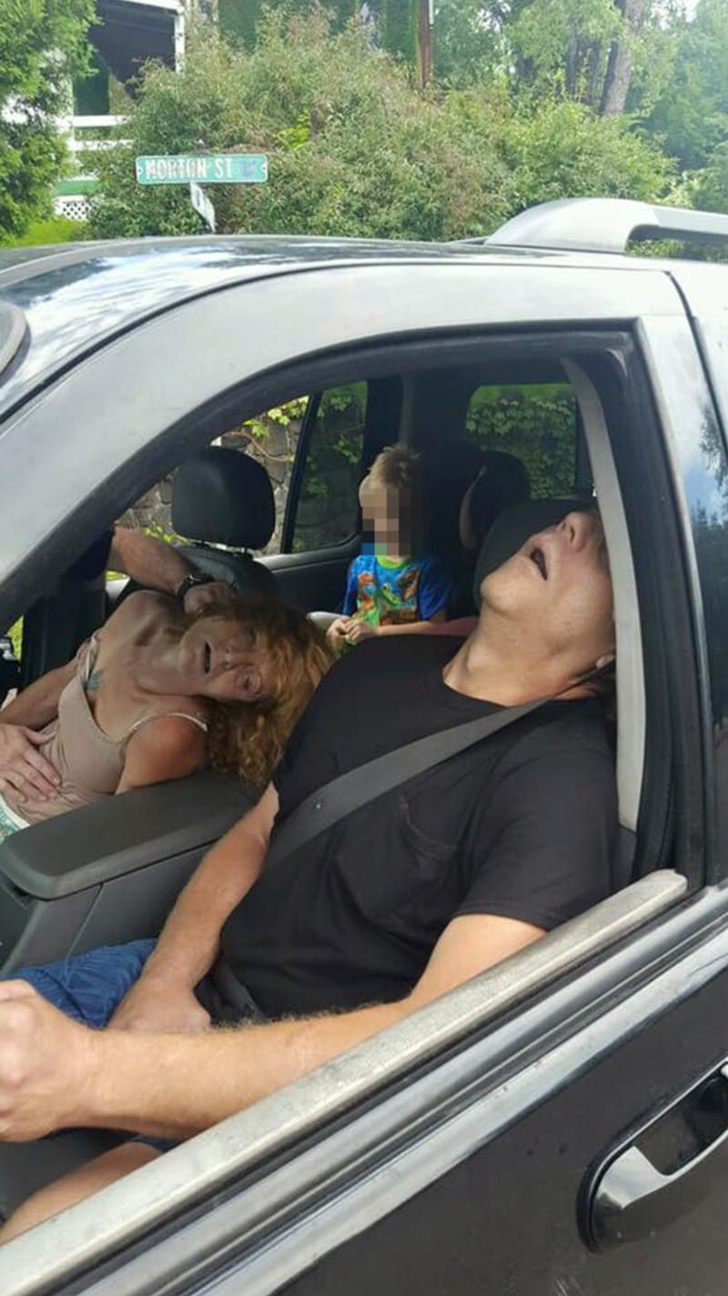 Dvojice předávkovaná heroinem jela v autě s dítětem - Obrázek 1