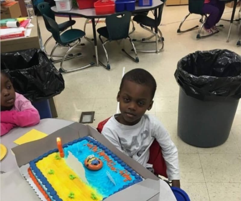 "Přinesl jsem synovci dort na jeho narozeniny, aby se rozdělil se svými spolužáky. Zeptal se proč, když tam nikoho nemá rád..."