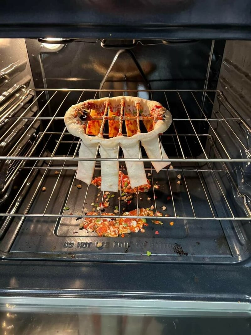 Když jsi tak špatný kuchař, že pokazíš i mraženou pizzu.