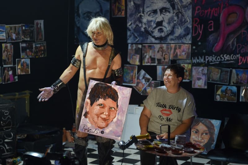 Pricasso maluje portréty svým penisem.
