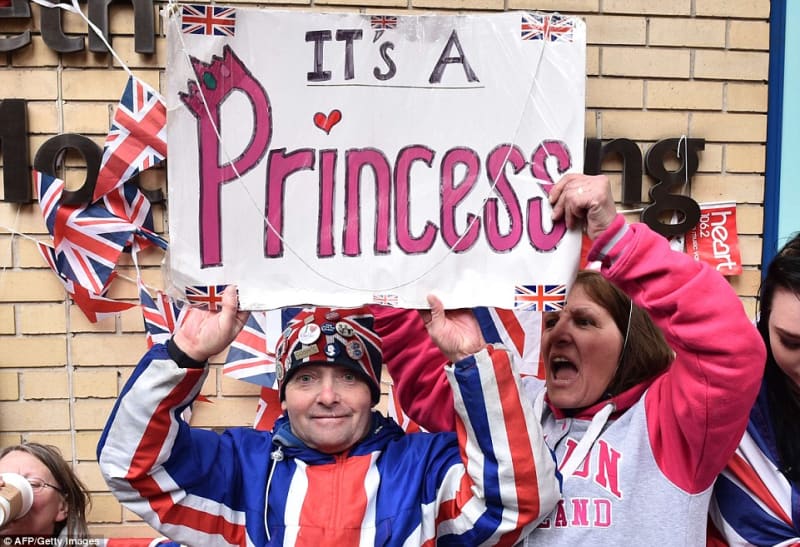 Lidé čekali několik hodin před Kensingtonským palácem, aby princeznu přivítali.