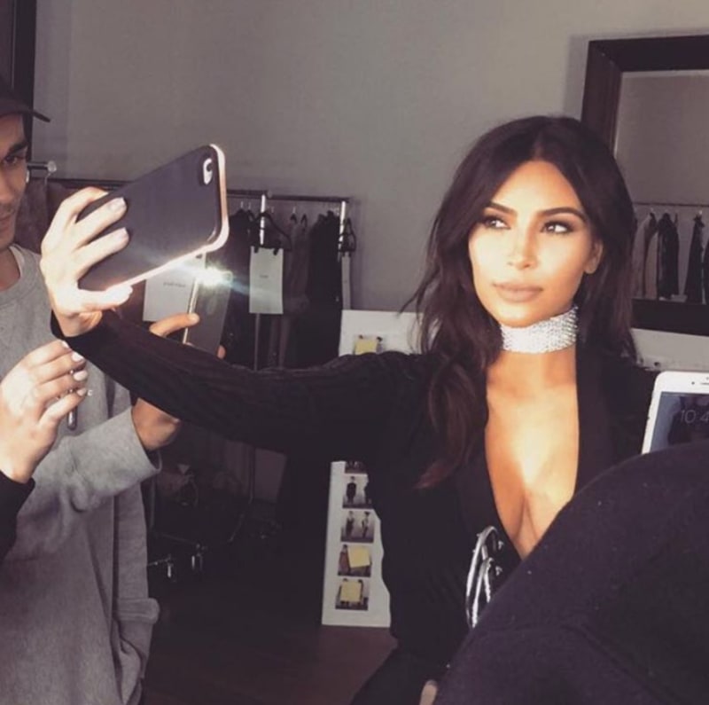Kim Kardashian je známá tím, že je závislá na selfie