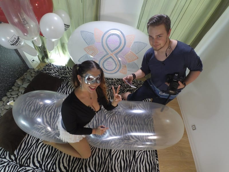 Oxana Efremová si vydělává balónky