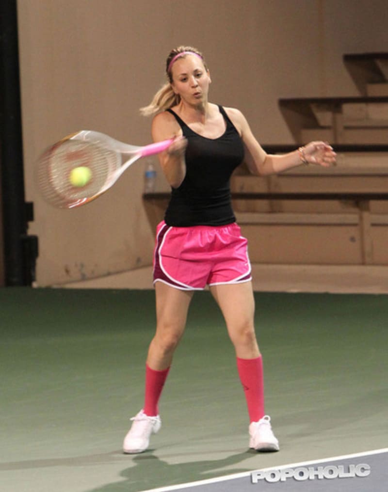 Kaley Cuoco hraje tenis s manželem - Obrázek 7