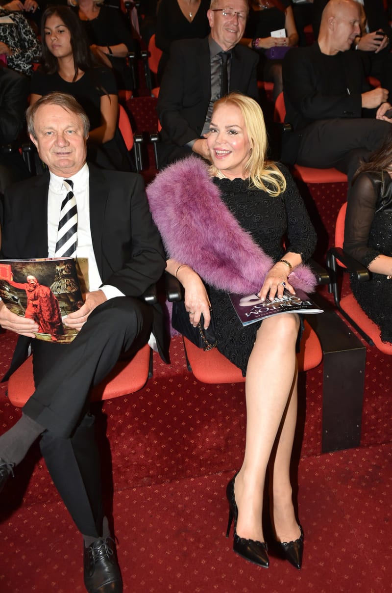 Na premiéře seděla Dagmar Havlová vedle režiséra Jiřího Adamce. Ten po pravé ruce manželku Janu