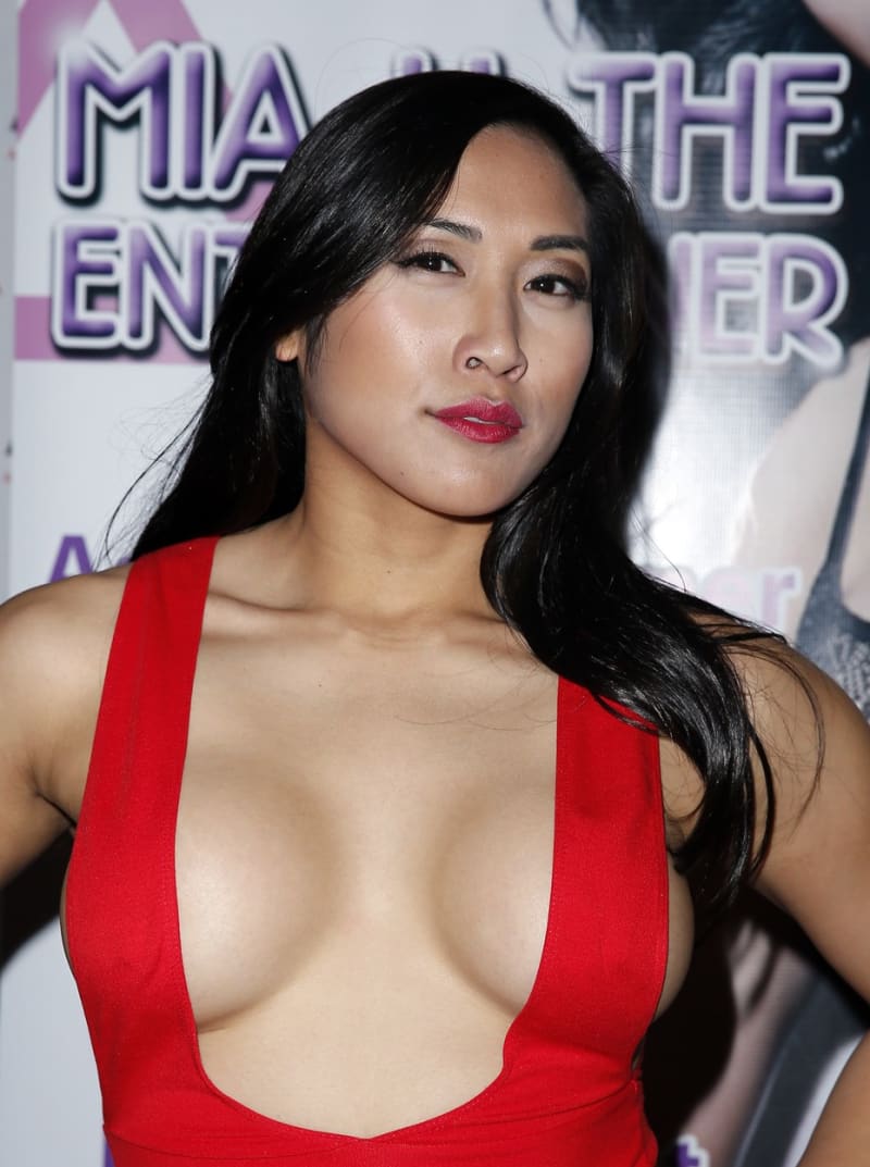 Mia Li si na červený koberec vzala opravdu titěrné šaty