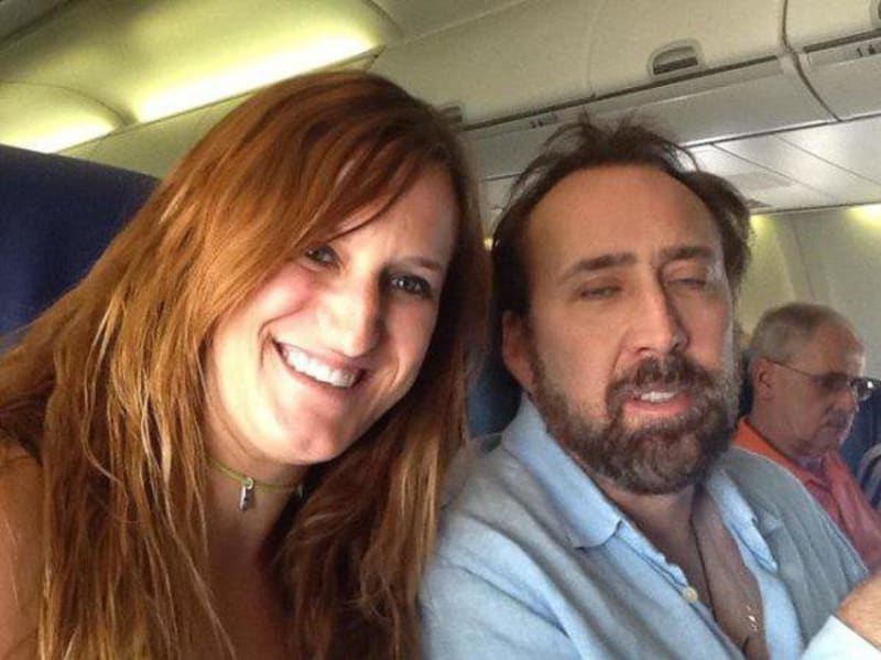 Probudit Nicolase Cage a cvaknout ho v letadle, to chce určitou dávku odvahy