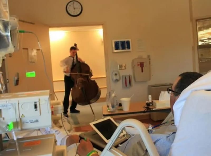 Mladý muzikant, který chce svou hudbou rozveselit pacienty v nemocnici.