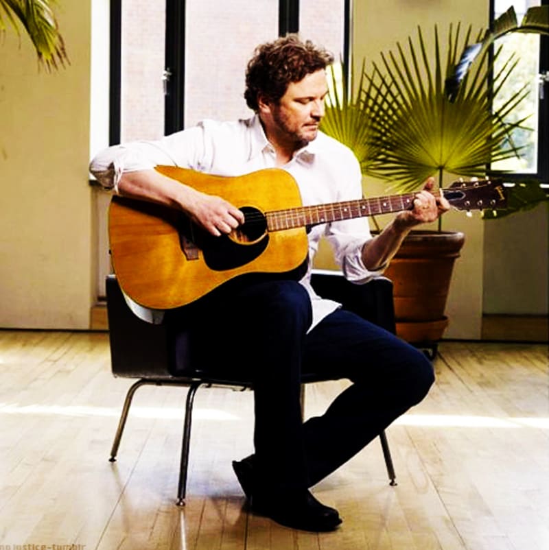 Colin Firth moc rád hraje na kytaru a jde mu to velice dobře