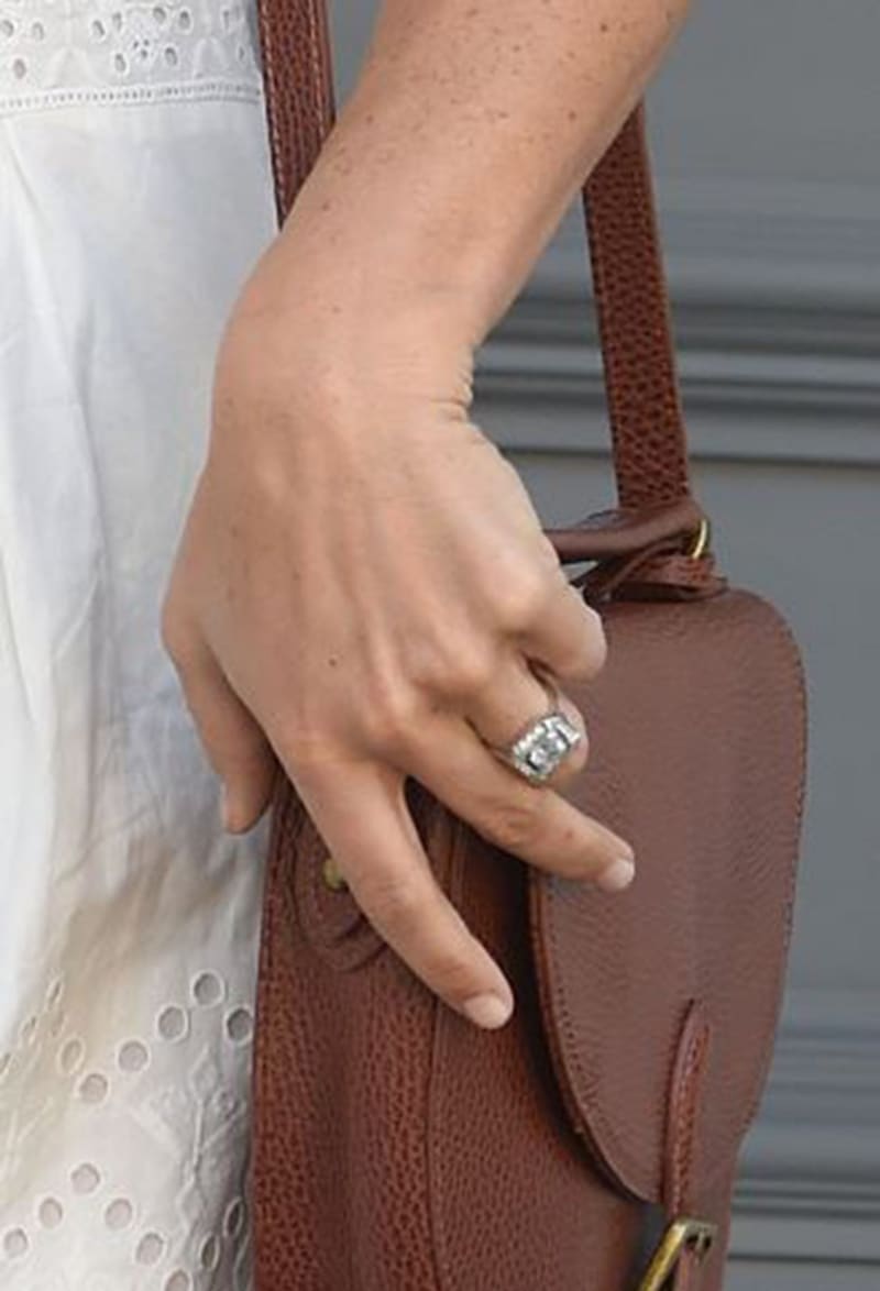 Pippa už vystavuje svůj zásnubní prsten..
