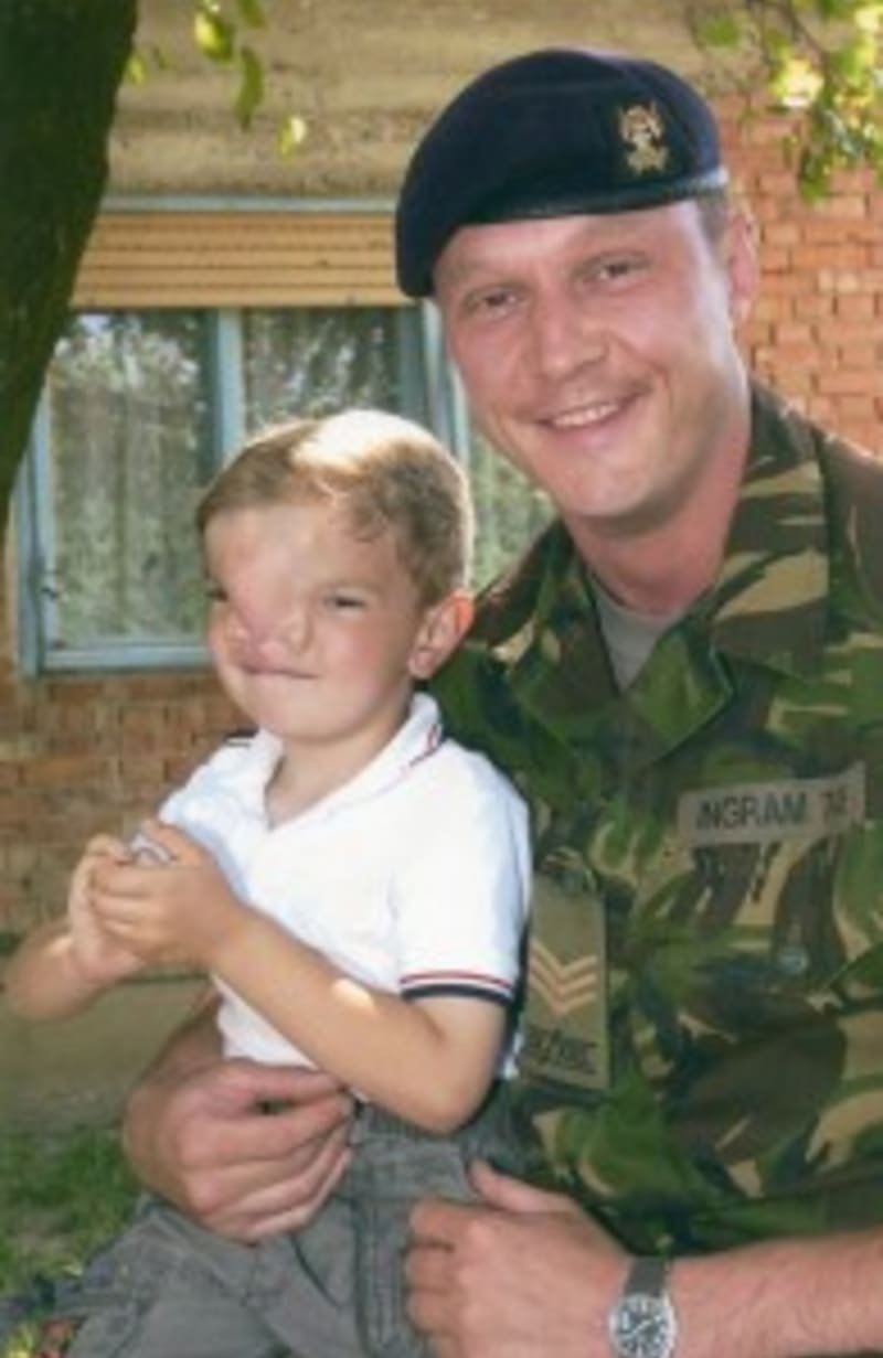 Takto vypadal před 13 lety, když ho voják poznal.