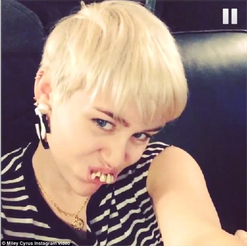 A takhle se baví 21 letá Miley, když má dlouhou chvíli