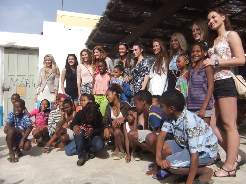 Finalistky České Miss 2015 navštívily místní děti a obdarovaly je