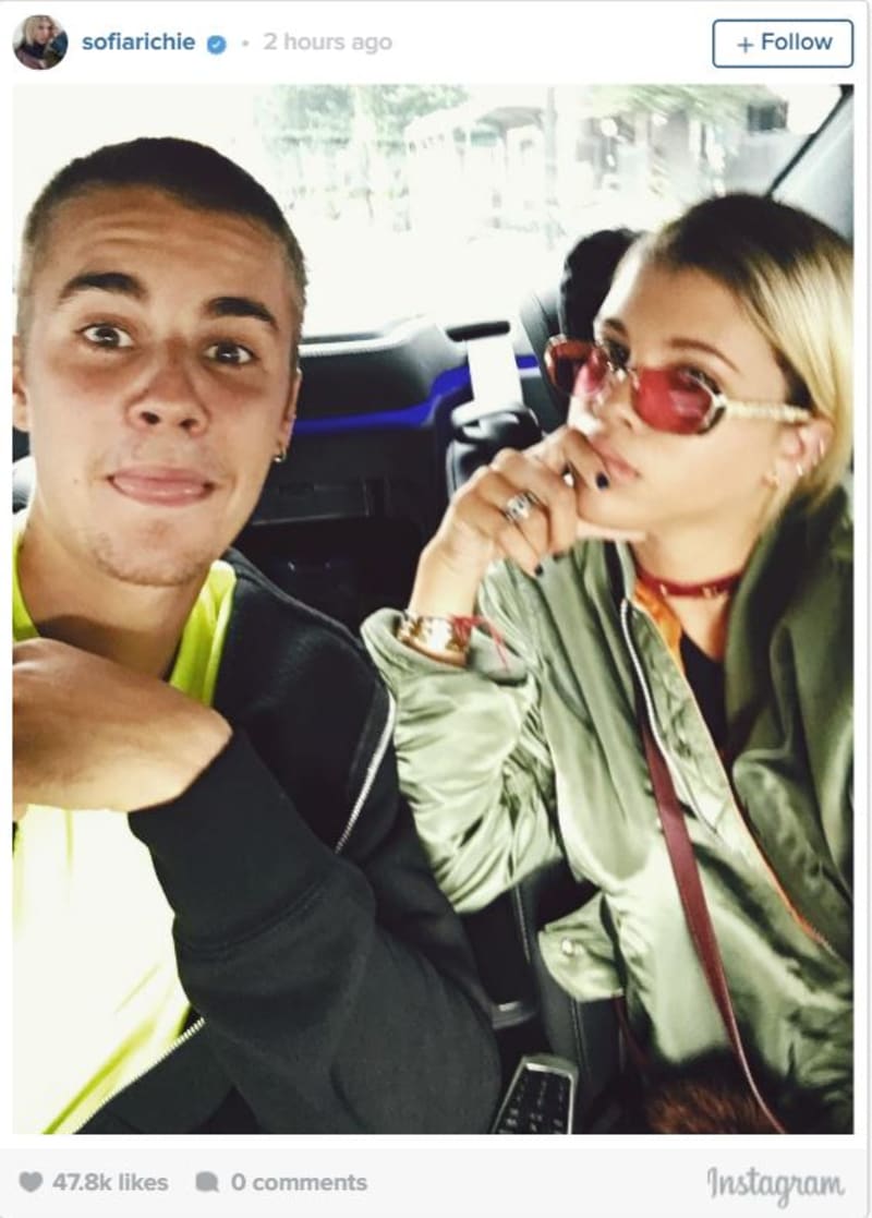 Justin postuje na svůj Instagram desítky fotek se svou novou holkou.