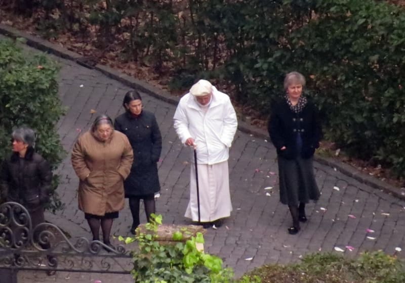 'Bývalý' papež Benedikt XVI. vyrazil na procházku ve Vatikánu. Vypadá přitom velmi sešle. Ze snímků je vidět, že je zřejmě velmi nemocný