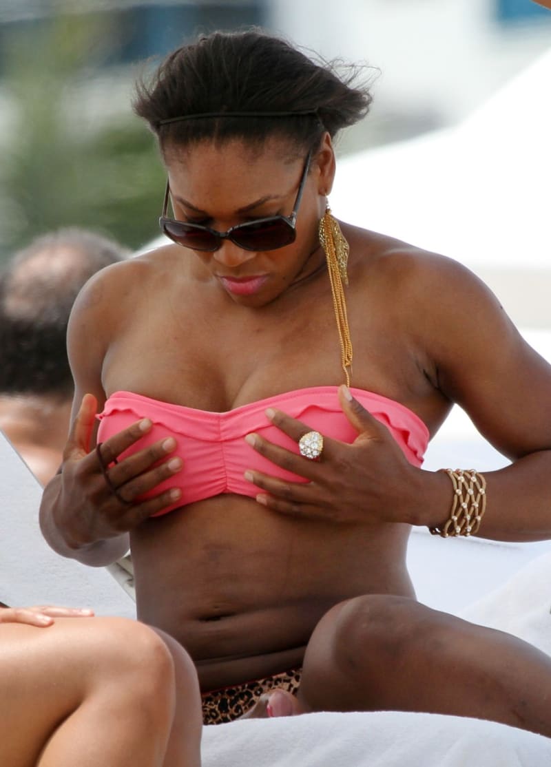 Americká profesionální tenistka Serena Williams na své dovolené upravuje plavky
