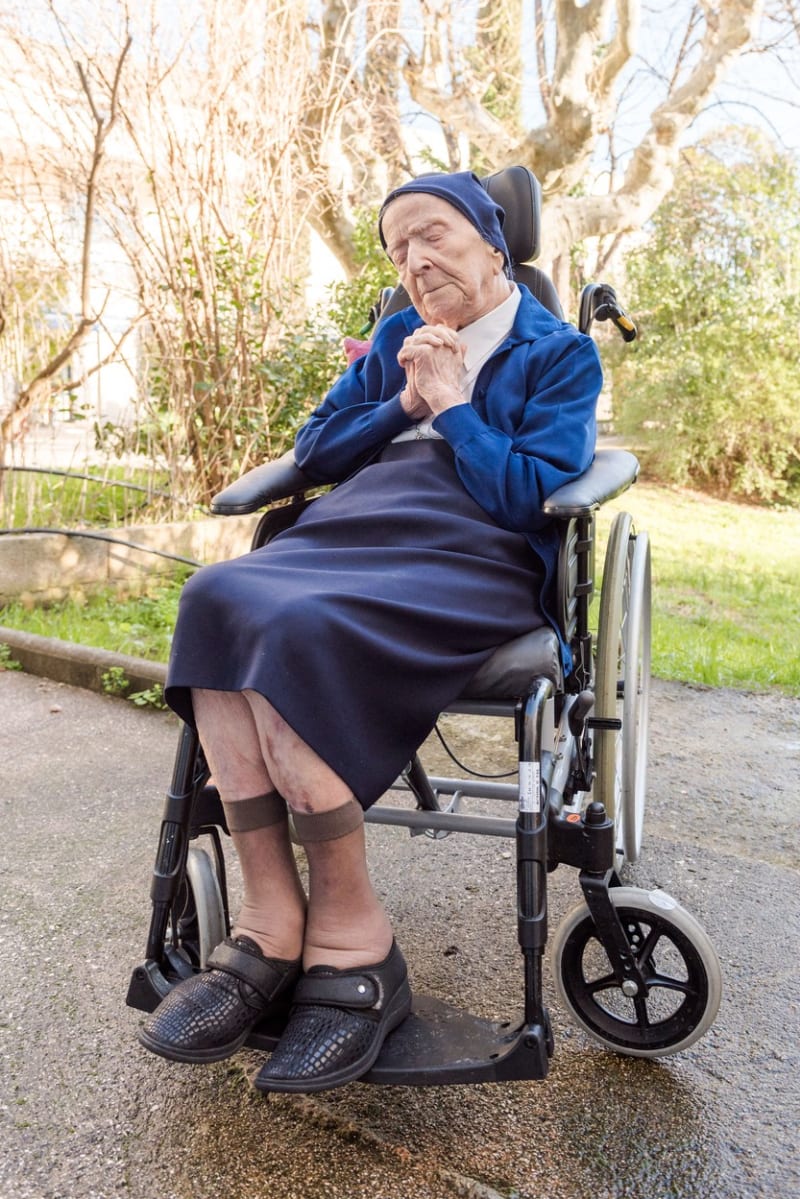 Francouzská jeptiška je nejstarší žijící osobou na světě.