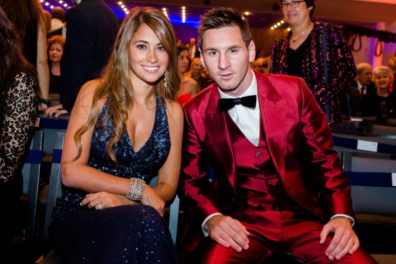 Poražený Lionel Messi s partnerkou Antonellou