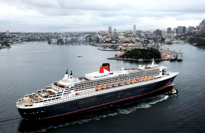 Nejdelší výletní plavidlo na světě, Queen Mary 2, slaví desáté výročí. Během své desetileté kariéry absolvovalo více než 420 plaveb. Loď překupující luxusem pojme 2 620 pasažérů a 1 253 členů posádky.