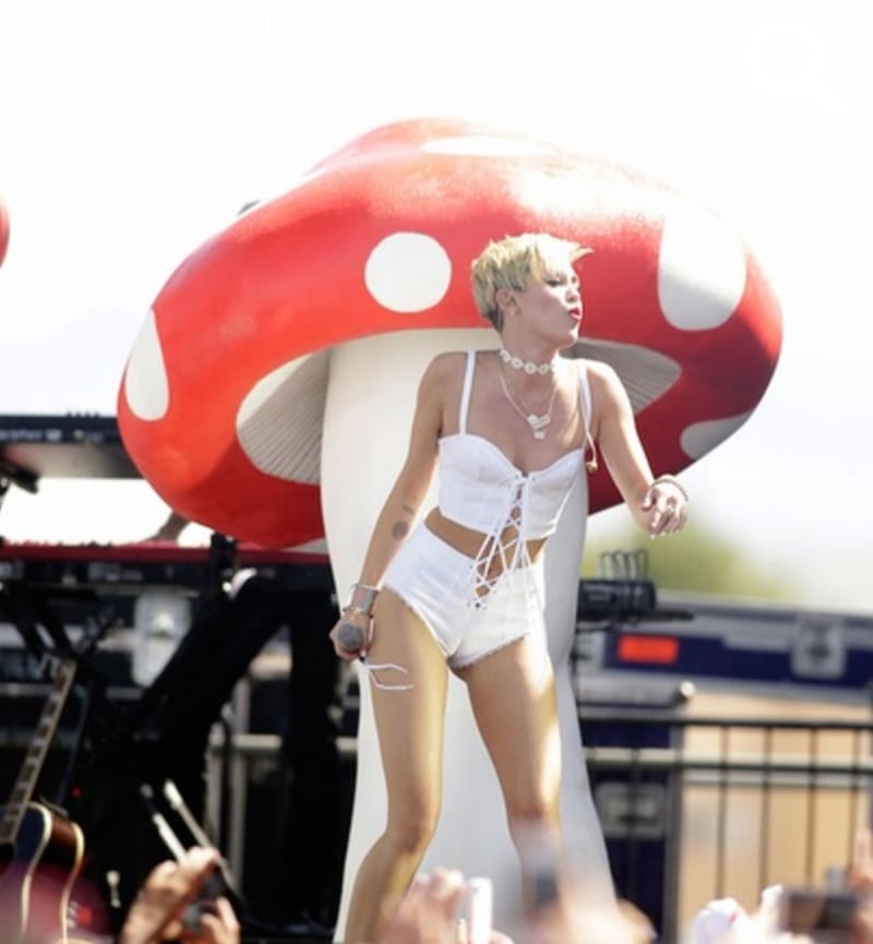 Miley je zařízlá, ale vlastně na ni doost oblečená.