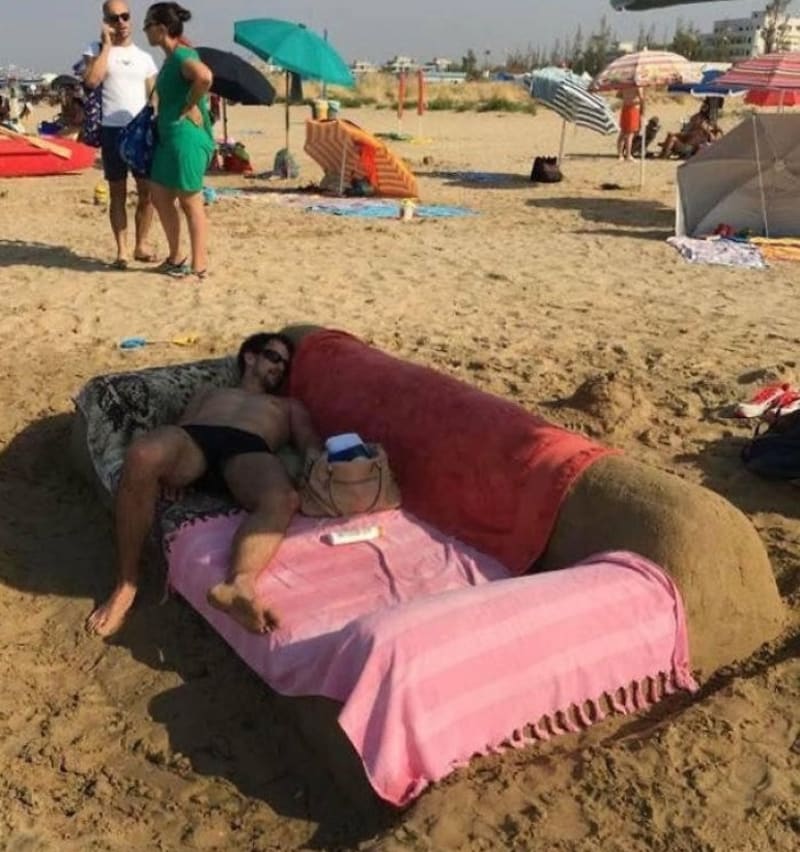 Člověk si musí udělat na pláži pohodlí.