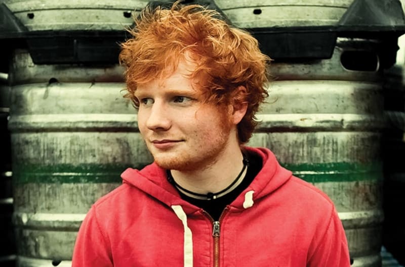 Ed Sheeran se zakoukal do o 13 let starší krasavice.