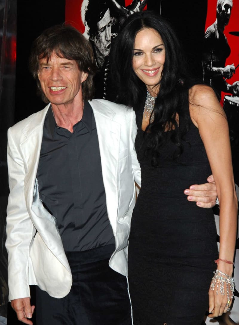L'Wren Scott, módní návrhářka a přítelkyně Micka Jaggera, byla nalezena mrtvá v apartmánu na Manhattanu v pondělí 17. 3. 2014 ráno. Jednalo se o sebevraždu oběšením. Mick Jagger je zdrcený, zpráva ho zastihla na australském turné Rolling Stones.