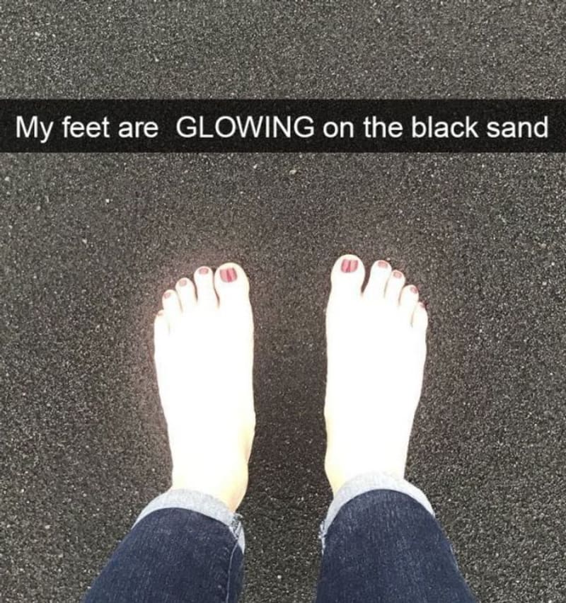 Nohy doslova září na černém písku