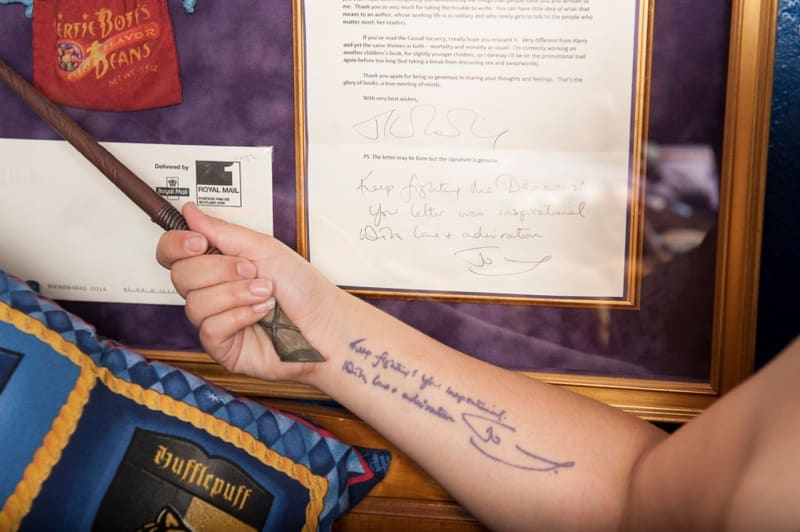 Katie dokonce dostala i dopis s podpisem a vzkazem od J.K. Rowling. Nechala si ho vytetovat na ruku.