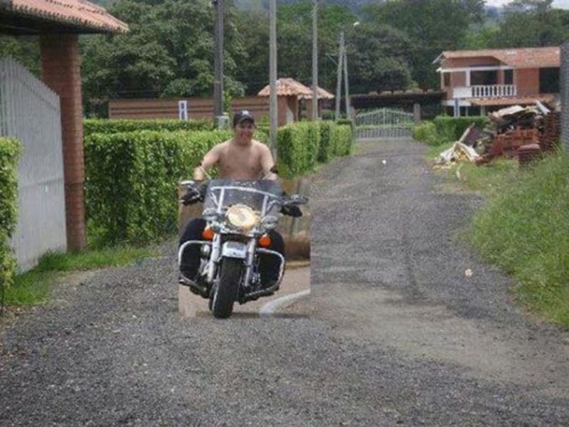 Ano, určitě tam na té motorce byl.