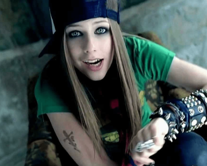 Avril Lavigne v klipu Sk8er Boi.