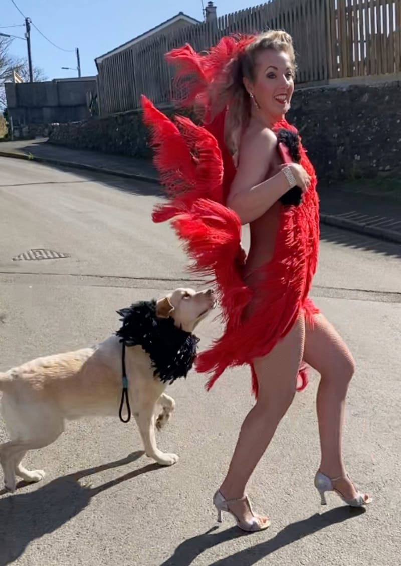 Žena chodí venčit psa v šílených oblečcích  3