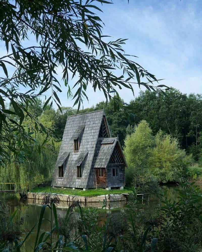 Starý dřevěný dům v lese