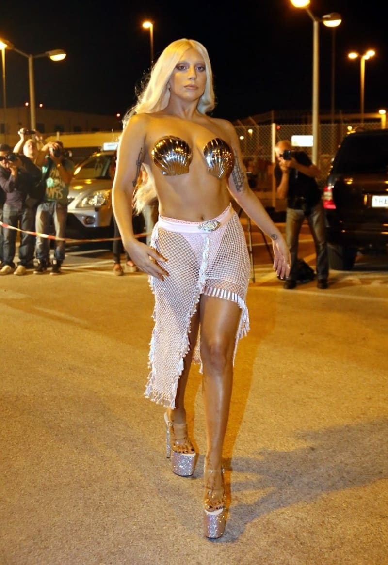 Takhle se pruducírovala Lady GaGa na letišti v Athénách