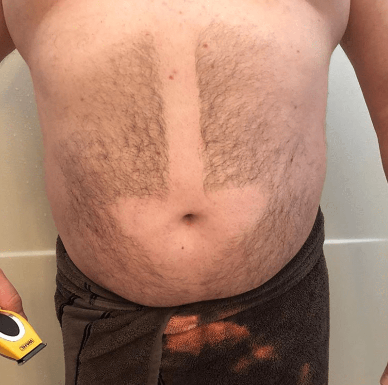 Muži si holí chlupy na těle do nejrůznějších tvarů 6
