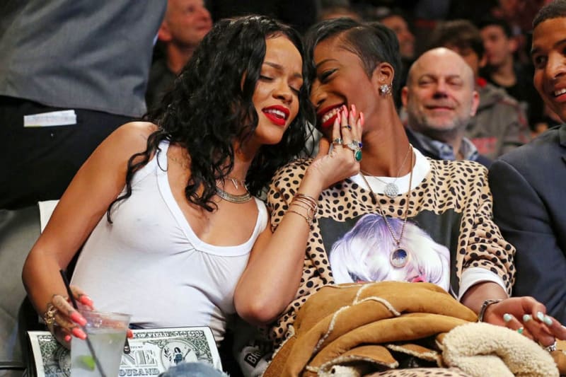 Rihanna se mazlila s kamarádkou na basketbalovém zápase...