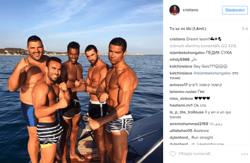 Ronaldo si užíval na jachtě s kamarády.