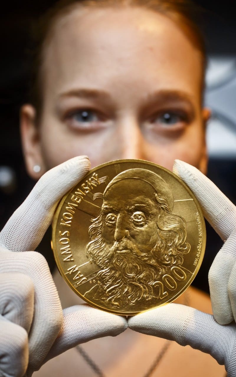 Slavnostní představení zlaté kilogramové investiční medaile s portrétem Jana Amose Komenského na motivy české dvousetkoruny, kterou vytvořila Klára Melichová, proběhlo 2. dubna v pražském klubu České mincovny.