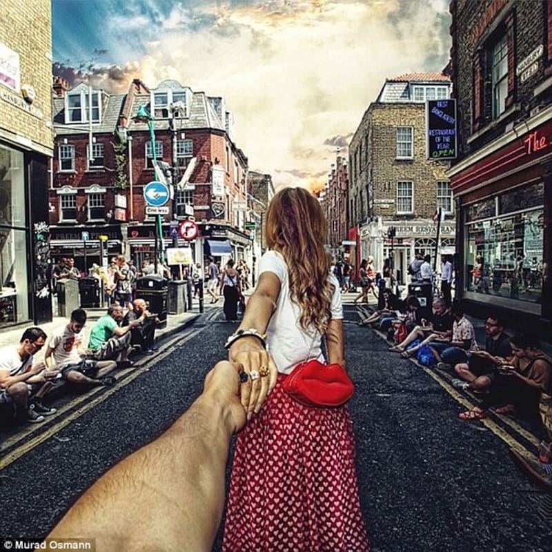 Dvojice se prochází po slavné Brick Lane ve východním Londýně