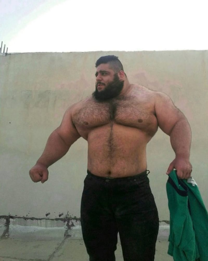 Saraj Gharibi váží 155 kilogramů.