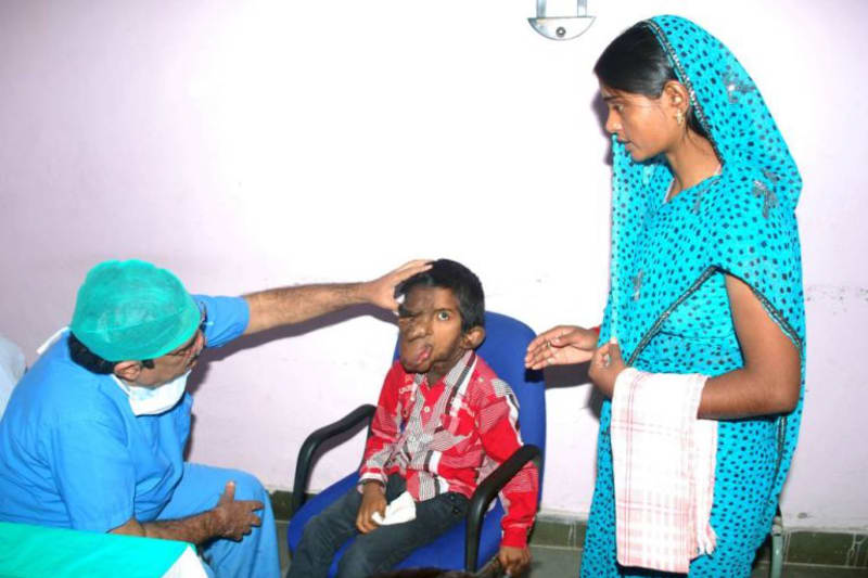 Aditya na konzultaci u lékaře... v listopadu podstoupí svou první operaci