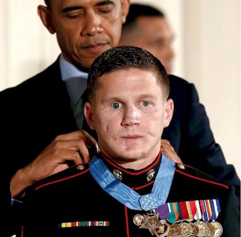 Za svoje hrdinské činy dostal vyznamenání od prezidenta Baracka Obamy.