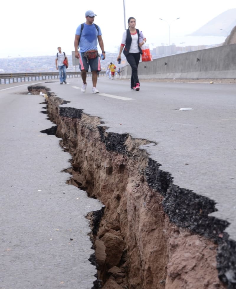 Sever Chile zasáhlo zemětřesení o síle 8,2 stupňů Richterovy stupnice. Pobřeží Mexika a Havajské ostrovy se připravují na dvoumetrovou vlnu tsunami. Chilské úřady do současné chvíle potvrdily pět obětí na životech. Zatím nebyly hlášeny významnější škody.
