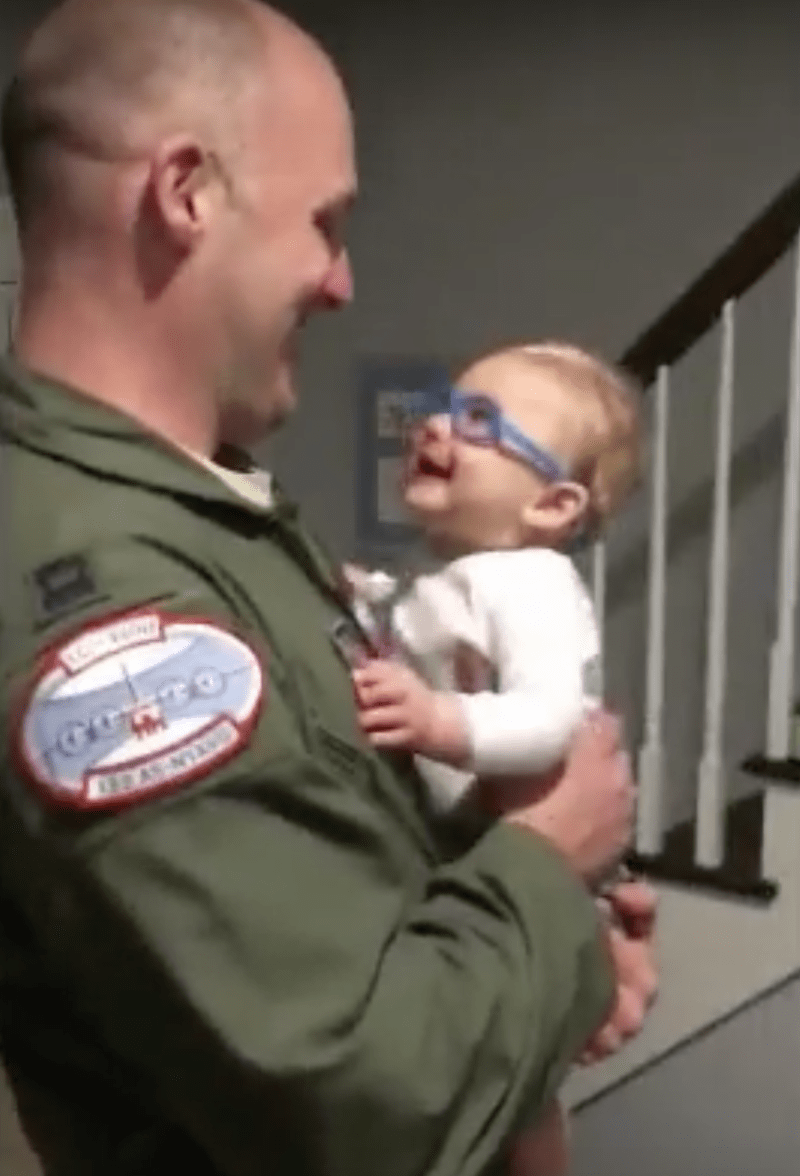 Syn poprvé poznává tátu přes nové brýle.