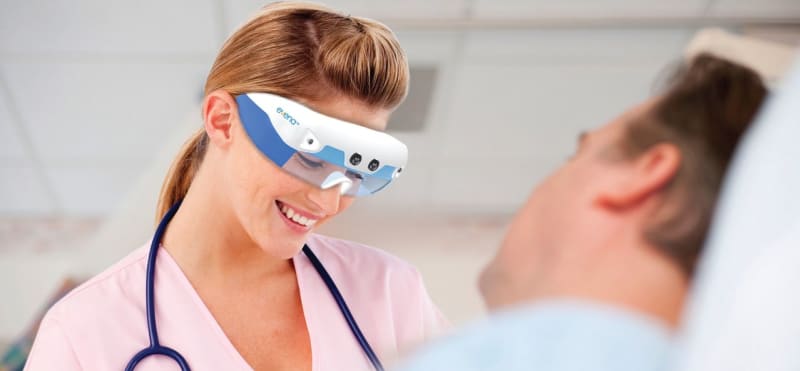 Společnost Evena Medical, která sídlí v kalifornském Silicon Valley, vyvinula speciální Eyes-On brýle, které umožní sestřičkám podívat se pacientům pod kůži. Ulehčí to práci lékařům a zrychlí péči o nemocné.