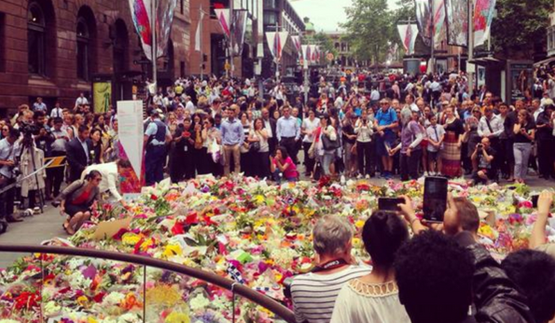 V Sydney nosí lidé květiny na místo tragédie... - Obrázek 1