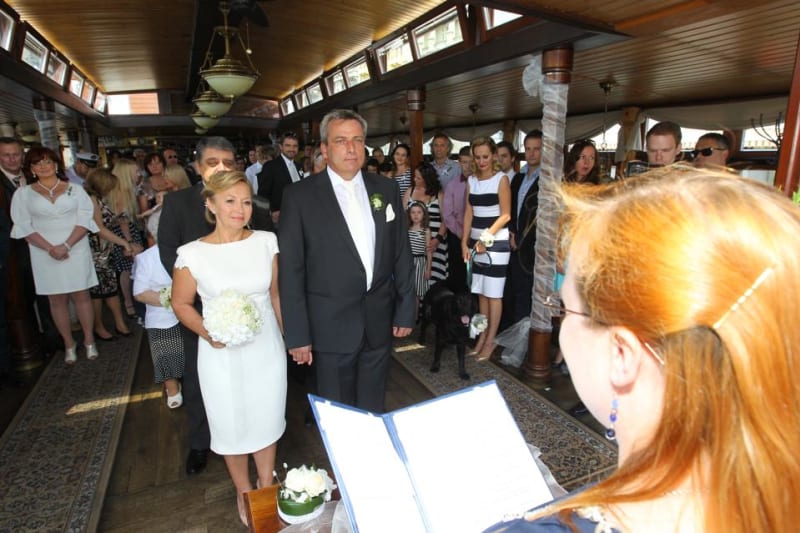 Ano si novomanželé řekli na lodi na Vltavě